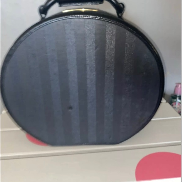 Victoria’s Secret luggage Trunk Store Display Prop Black DOES NOT OPEN - Picture 2 of 5